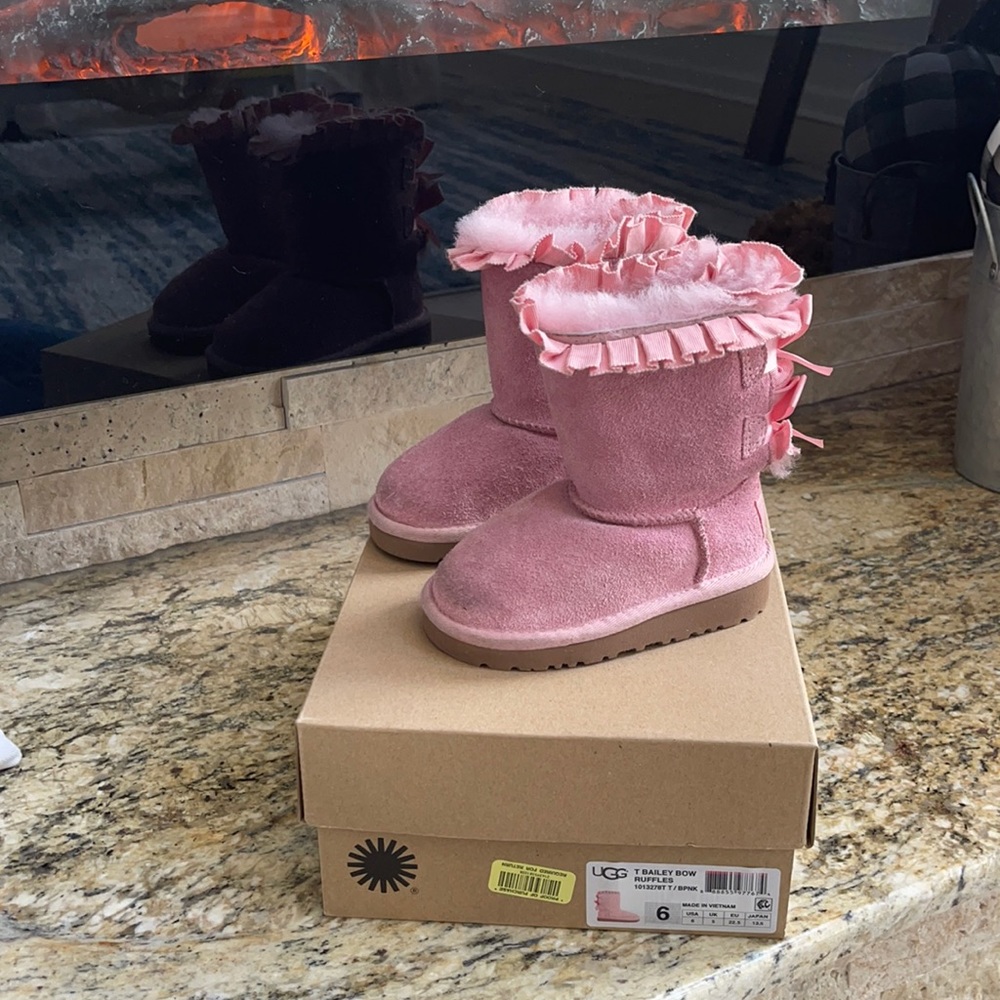 UGG Bailey Bow Ruffles size:6
